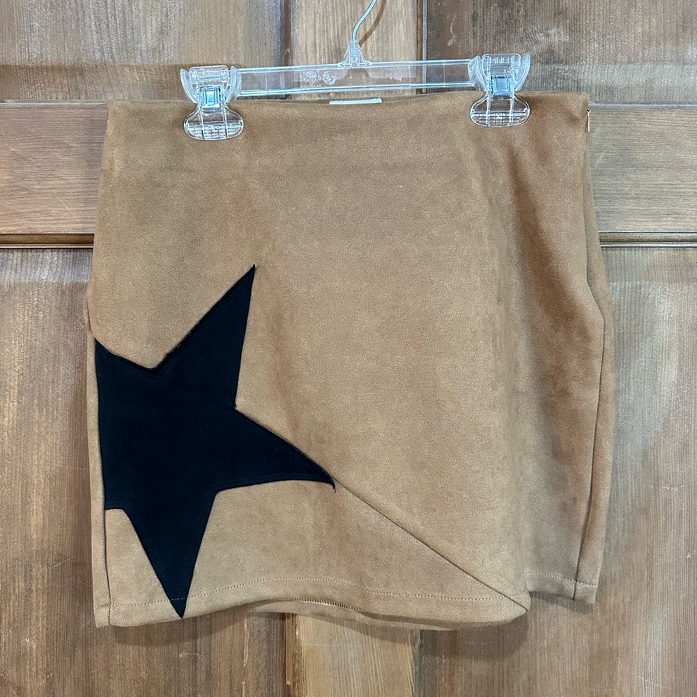 LeLis Brown Suede skirt with Black star, size Small